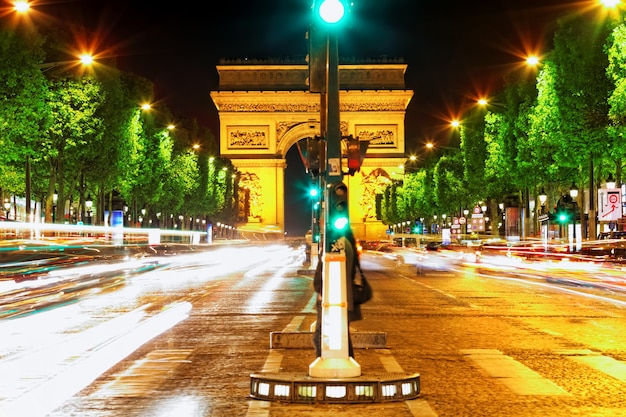 Tarde en los Campos Elíseos frente al Arco del Triunfo, París. Francia.