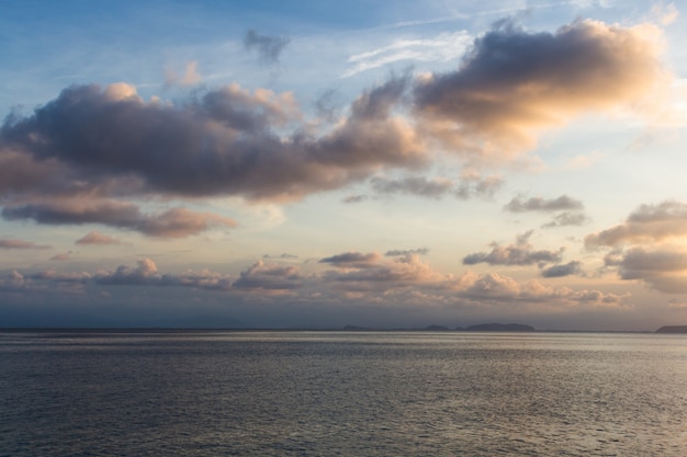 Tarde cielo azul sobre el mar en la reserva marina.