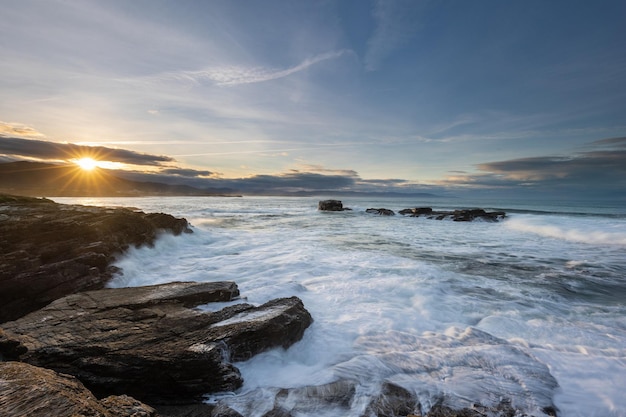 ¡Una tarde en la cornisa cantábrica con paisajes, fauna y olas!