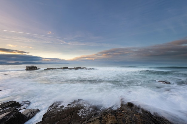 ¡Una tarde en la cornisa cantábrica con paisajes, fauna y olas!