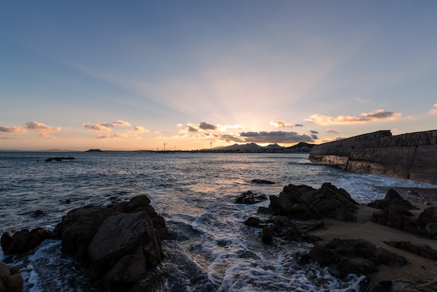 Por la tarde, el mar golpeó las rocas