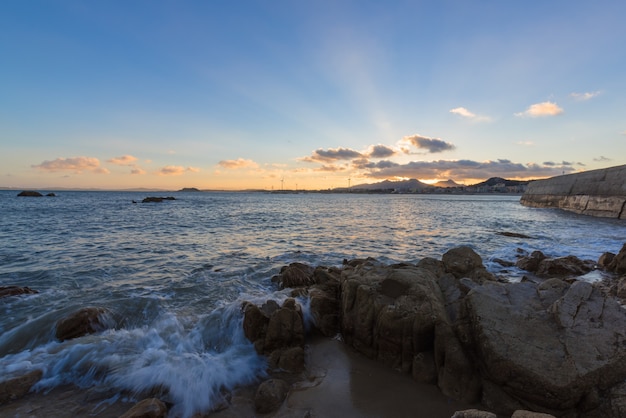 Por la tarde, el mar golpeó las rocas