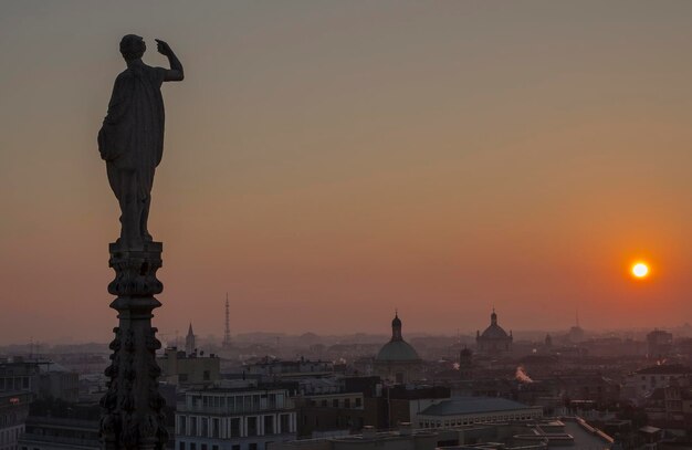 Tarde Milán, Italia, vista de la ciudad desde la terraza del Duomo