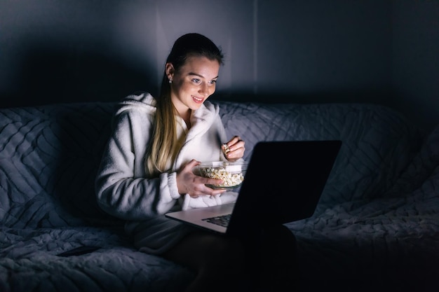 Tarde en la noche hermosa mujer acostada en su sofá en el salón Ro