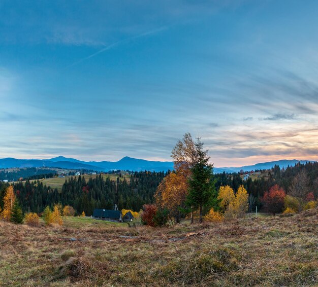 Tarde otoño montaña de los Cárpatos Ucrania