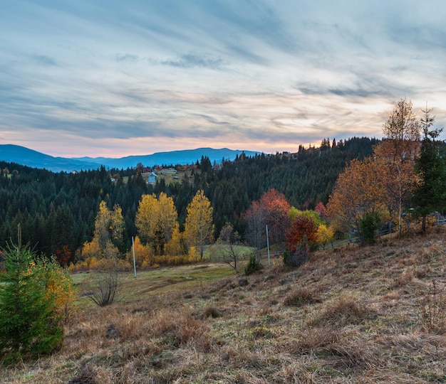 Tarde otoño montaña de los Cárpatos Ucrania