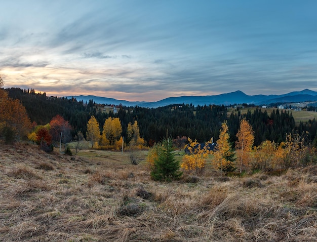 Tarde otoño montaña de los Cárpatos Ucrania