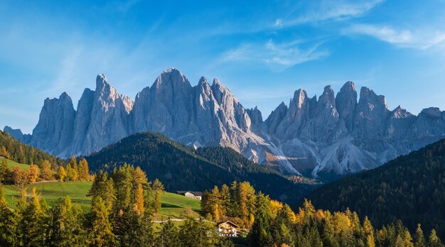 Tarde de otoño Santa Magdalena famosa Italia Dolomitas entorno del pueblo frente a las rocas de la montaña Geisler u Odle Dolomites Pintoresco viaje y fondo de concepto de belleza rural