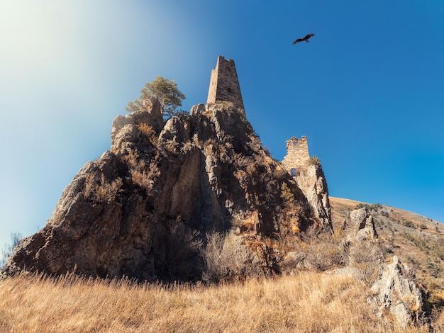 Tarde soleada en las montañas del Cáucaso Complejo de torres medievales Vovnushki uno de los auténticos pueblos medievales de torre tipo castillo ubicados en el extremo de la cordillera en Ingushetia