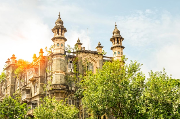 Tarde de verano y arquitectura histórica británica en Mumbai India