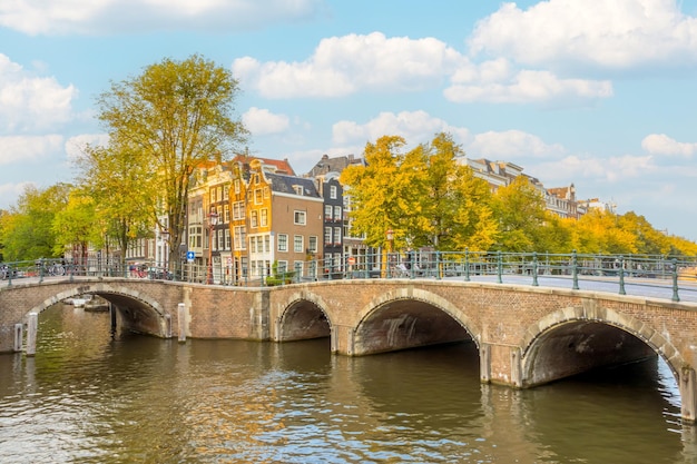 Tarde de verano cerca de dos puentes en Amsterdam