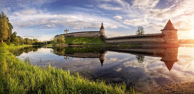 Tarde de verano en el río junto al Kremlin de Pskov