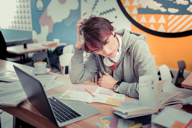 Tarea complicada. El estudiante pensando en la tarea de inicio muy sofisticada.