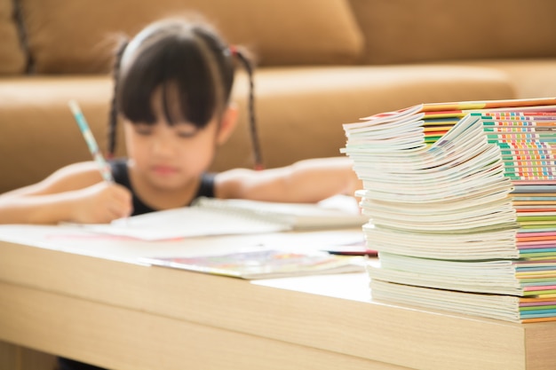 La tarea de educación y escuela es demasiado para niños pequeños