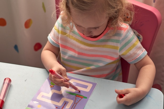 Tarea durante la lección en línea en casa, distancia social durante la cuarentena Covid-19, autoaislamiento, concepto de educación en línea, educación en el hogar. Niño en casa, guardería cerrada.