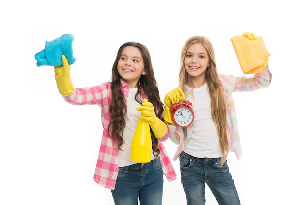 Tarefas domésticas. Meninas com luvas de proteção de borracha prontas para limpar. Educação informal. Crianças de meninas limpando de acordo com o dever. Lista de verificação de limpeza. Crianças limpando juntas. É hora de limpar.