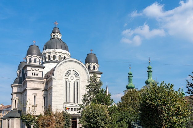 TARGU MURES, TRANSYLVANIA / RUMANIA - 17 DE SEPTIEMBRE: Catedral de la Ascensión en Targu Mures Transilvania Rumania el 17 de septiembre de 2018