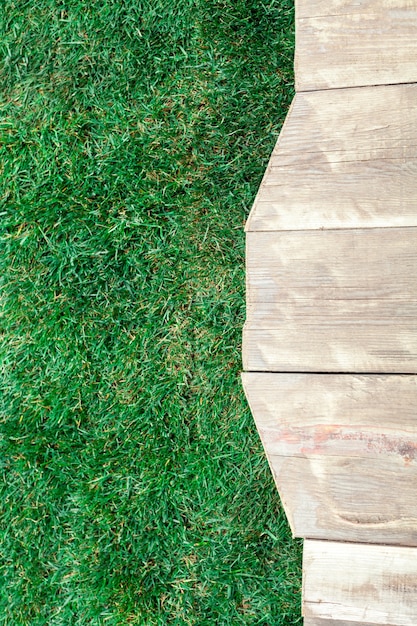 Tarima de madera con pasto verde