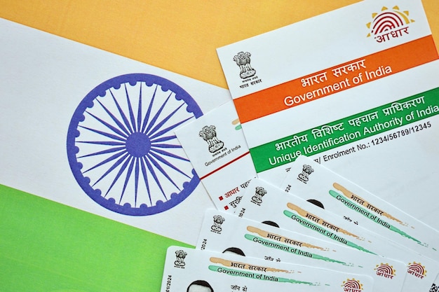Tarjeta Aadhaar india de la Autoridad de Identificación Única de la India en la bandera de la India