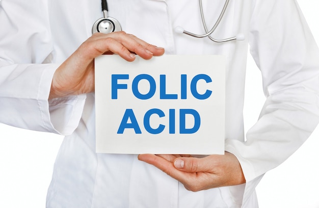 Tarjeta de ácido fólico en manos del médico