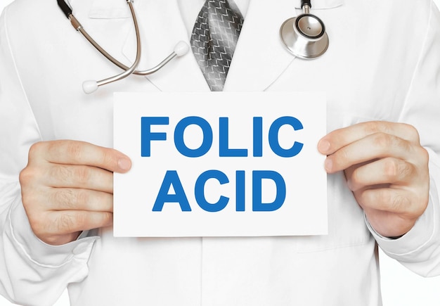 Tarjeta de ácido fólico en manos del médico