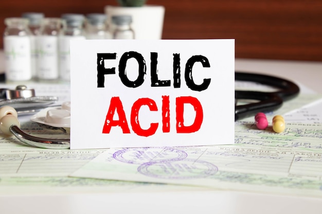 Tarjeta de ácido fólico en manos de un médico