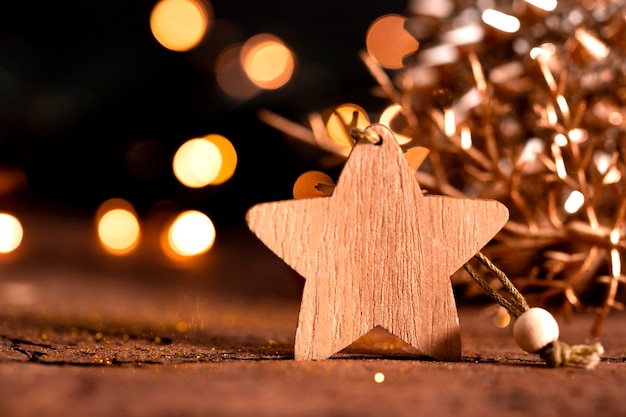 Tarjeta de año nuevo festivo con espacio libre para texto estrella de madera y adornos navideños en un oscuro