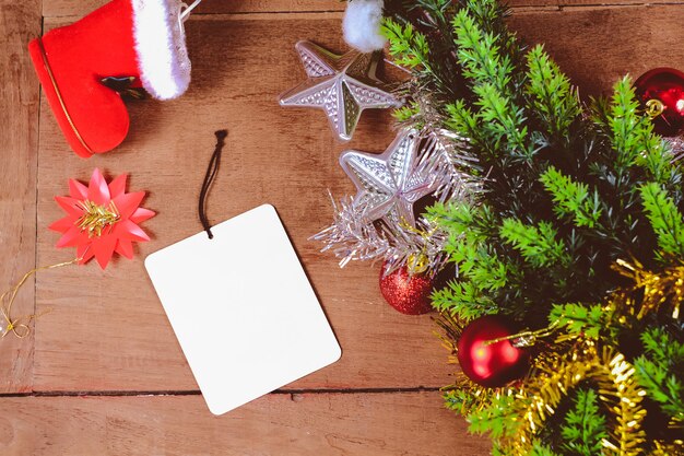 Tarjeta de banco blanco con decoración de Navidad en la mesa de madera rústica, fondo de Navidad.