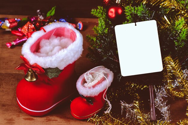 Tarjeta de banco blanco con decoración de Navidad en la mesa de madera rústica, fondo de Navidad.