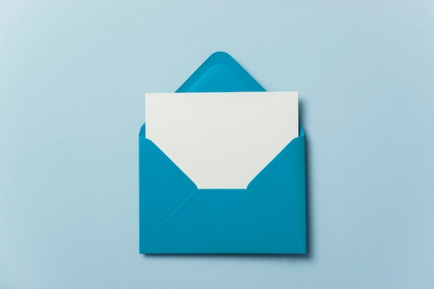 Tarjeta blanca en blanco con maqueta de plantilla de sobre de papel azul