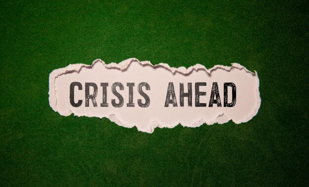 una tarjeta blanca con el texto CRISIS AHEAD