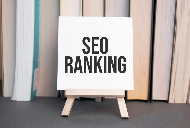 Tarjeta blanca con texto seo ranking se encuentra en el escritorio con el telón de fondo de libros apilados