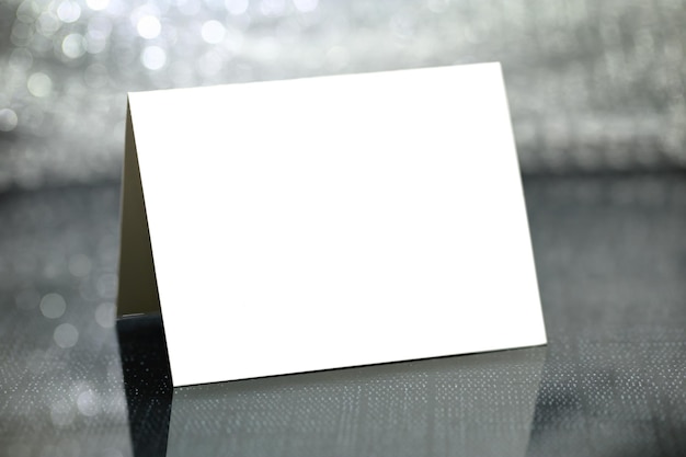 Tarjeta en blanco con fondo plateado bokeh