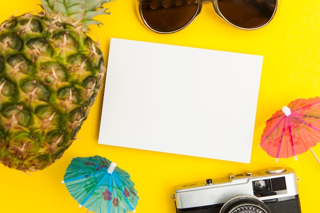 Tarjeta en blanco de fondo de verano con gafas de sol de piña y paraguas de cóctel