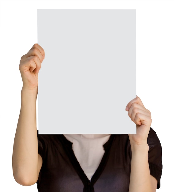 Una tarjeta en blanco en una mano aislada en blanco