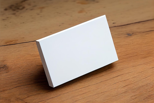 tarjeta en blanco sobre fondo de madera