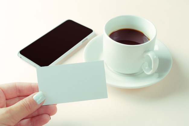 Tarjeta en blanco con taza de café con espacio