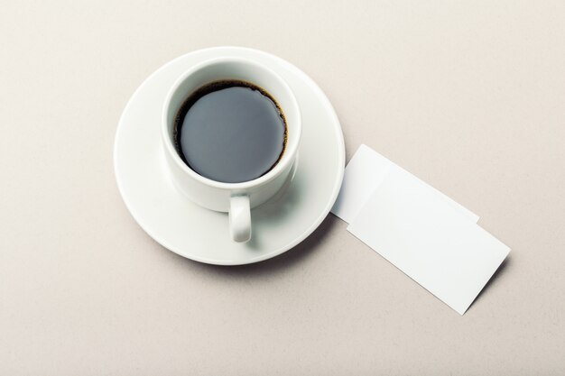 Tarjeta en blanco con taza de café con espacio