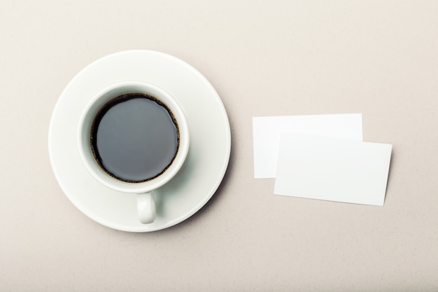 Tarjeta en blanco con taza de café con espacio