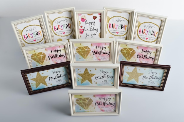 Tarjeta de celebración de feliz cumpleaños en marcos y regalos que se muestran en la tableta