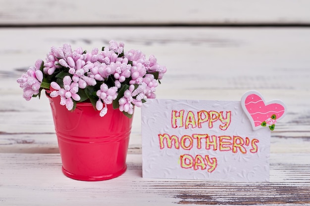 Tarjeta con corazón y flores Regalo para el día de la Madre