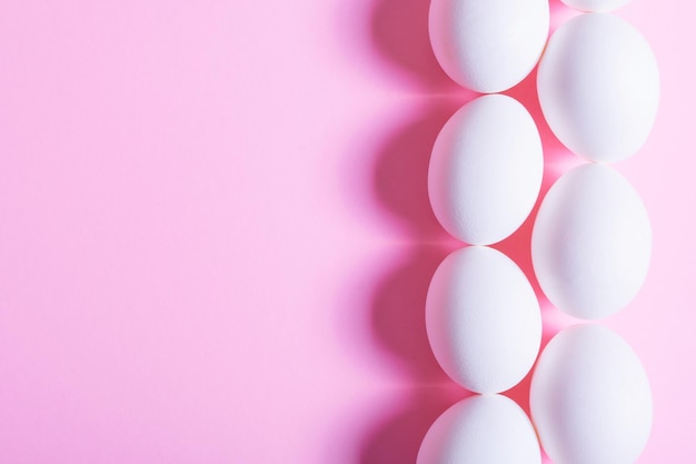 Tarjeta creativa de comida de pascua feliz cáscara de huevo blanco sobre un fondo rosa