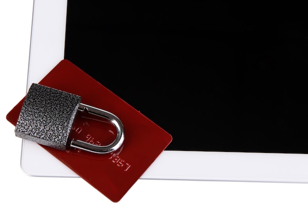 Foto tarjeta de crédito con cerradura y tableta de primer plano