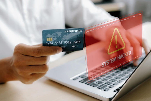 La tarjeta de crédito de un cliente elegante fue hackeada. El consumidor intenta solucionar el problema con Cybercash.
