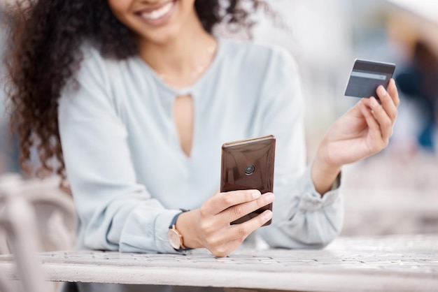 Tarjeta de crédito de comercio electrónico y compras en línea de la mujer en el teléfono inteligente para el sitio web de pago digital Cliente feliz escribiendo información bancaria de seguridad en la banca de comercio electrónico seguro o en la aplicación de software fintech