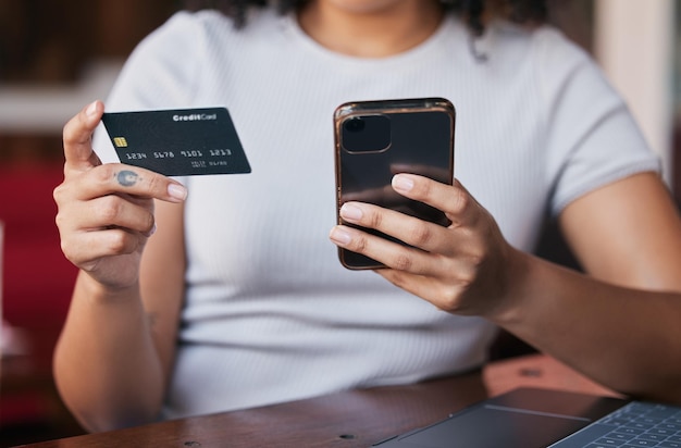 Tarjeta de crédito de compras en línea y manos de mujer con teléfono para pago de compra y compra en la tienda de Internet Comercio electrónico de tecnología y niña escribiendo datos bancarios e información en el teléfono inteligente