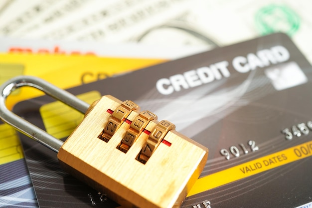 Tarjeta de crédito para el concepto de negocio de finanzas de seguridad de compras en línea