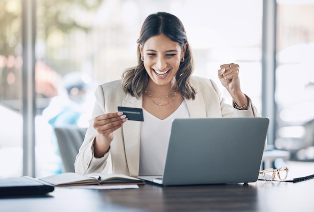 Foto tarjeta de crédito ganadora y mujer ganadora en una computadora portátil para una fácil competencia de comercio electrónico fintech y venta de sitios web persona corporativa emocionada con aplicación de compras en línea banca financiera o éxito de préstamos financieros