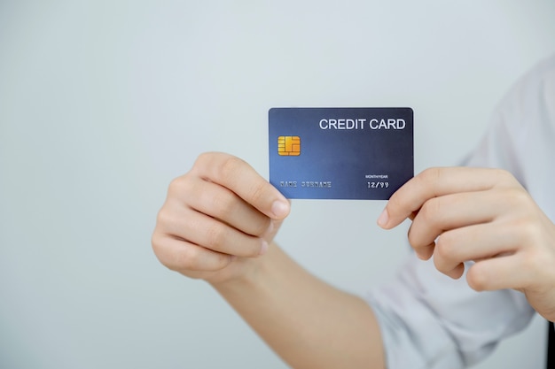 Tarjeta de crédito en la mano de la empresaria para compras en línea desde casa, comercio electrónico de pago, banca por Internet
