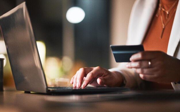 Tarjeta de crédito manual y persona portátil y compras en línea con pago fintech y cuenta internet y banca Comercio comercio electrónico y finanzas presupuesto y cliente con suscripción e inversión
